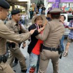 คนอยากเลือกตั้งเดือด! รณรงค์เปิดไฟไล่ กกต. ปะทะเจ้าหน้าที่ชุลมุน ถูกปรับผิดกฎจราจร