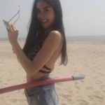 พีค โชว์ลีลาฮูลาฮูปสุดแซ่บกลางชายหาด ตั้งใจอวดกางเกง แต่คนโฟกัสจุดอื่น (คลิป)