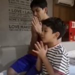 ป๋อ อึ้ง-ภูมิใจ น้องภู สวดคาถายันทุนก่อนนอนคล่องปร๋อ ทั้งที่ไม่เคยสอน (คลิป)