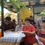 ตั้งโต๊ะล่ารายชื่อ ถอดถอน กกต. กลางตลาด ศรีสุวรรณนำ คนต่อแถว ยาวเฟื้อย!!