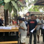 ตั้งโต๊ะล่ารายชื่อ ถอดถอน กกต. กลางตลาด ศรีสุวรรณนำ คนต่อแถว ยาวเฟื้อย!!
