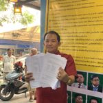 ตั้งโต๊ะล่ารายชื่อ ถอดถอน กกต. กลางตลาด ศรีสุวรรณนำ คนต่อแถว ยาวเฟื้อย!!