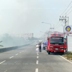 เจ้าของร้านถึงทรุด! เสียหายเป็นล้าน มือดีจุดไฟเผาหญ้าปลิวลามไหม้ร้านอาหาร(คลิป)