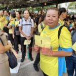 จองคิวข้ามวัน!ปชช.แห่ซื้อ เข็มที่ระลึก-เสื้อตราสัญลักษณ์ พระราชพิธีบรมราชาภิเษก