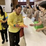 จองคิวข้ามวัน!ปชช.แห่ซื้อ เข็มที่ระลึก-เสื้อตราสัญลักษณ์ พระราชพิธีบรมราชาภิเษก