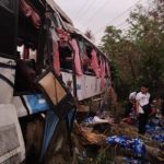 โคราชระทึก! ฝนตกถนนลื่น รถทัวร์ชน-คว่ำ 3 คันรวด ดับ 2 ราย เจ็บหลายสิบ