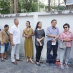 ผบ.ทบ. ควงภรรยา-ลูกสาวใช้สิทธิ์เลือกตั้ง ปัดตอบกองทัพเคลื่อนกำลังพล