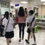 แม่ไม่ทน ลุยแจ้งความ ทอมกับแฟนสาวโหด ทำร้ายลูก 2 คน หน้าโรงเรียน