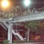 คนผ่านไปมาช็อก! หนุ่มผูกคอดับสลด บนสะพานลอย ปากซอยประดิษฐ์มนูธรรม 