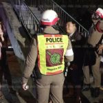 คนผ่านไปมาช็อก! หนุ่มผูกคอดับสลด บนสะพานลอย ปากซอยประดิษฐ์มนูธรรม 