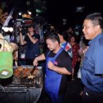 'ชัชชาติ' ตะลุยข้าวสาร ชิมสตรีทฟู้ด หมูปลาร้า จระเข้ย่าง ชูสร้างเป็นมาตรฐานโลก (คลิป)