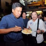 'ชัชชาติ' ตะลุยข้าวสาร ชิมสตรีทฟู้ด หมูปลาร้า จระเข้ย่าง ชูสร้างเป็นมาตรฐานโลก (คลิป)
