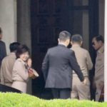 ‘บิ๊กตู่’ เข้าทำเนียบฯ หลังมอนิเตอร์ข่าวเลือกตั้งจนสาย โบกมือทักทายสื่อ
