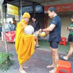 "ชัชชาติ" โชว์ความฟิต วิ่งรอบสนามกีฬา 700 ปี ก่อนแวะใส่บาตร แนะฝุ่นเชียงใหม่น่าห่วง 