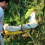 หนุ่มใหญ่โคราชสุดซวย มะพร้าวตกใส่หัว ดับสลดข้างป่าหญ้า (คลิป)