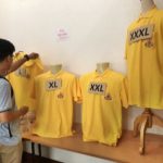 จองคิวข้ามวัน!ปชช.แห่ซื้อ เข็มที่ระลึก-เสื้อตราสัญลักษณ์ พระราชพิธีบรมราชาภิเษก