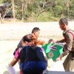 กกต.กาญจน์ ส่งหีบเลือกตั้งขึ้นเฮลิคอปเตอร์ มอบ 4 หน่วยเลือกตั้งกลางป่าทุ่งใหญ่(คลิป)