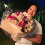 เนย ยิ้มแฉ่ง อาร์ม สามี หอบดอกไม้ช่อโต ฉลองครบรอบความรัก 10 ปี เรียบหรูดูแพง