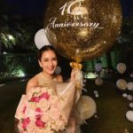 เนย ยิ้มแฉ่ง อาร์ม สามี หอบดอกไม้ช่อโต ฉลองครบรอบความรัก 10 ปี เรียบหรูดูแพง