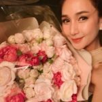 เนย ยิ้มแฉ่ง อาร์ม สามี หอบดอกไม้ช่อโต ฉลองครบรอบความรัก 10 ปี เรียบหรูดูแพง
