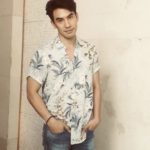 พระเอกติดดิน! โป๊ป ธนวรรธน์ ขี่มอไซค์เข้าคูหา แฟนคลับปลื้ม หล่อ-ชิลมาก