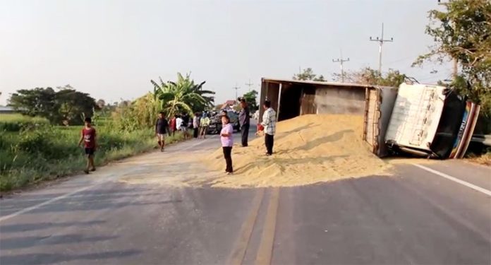 กระบะพุ่งชนรถสิบล้อขนข้าว