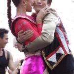 ช็อตหวานงานบอล! ณเดชน์ โผเข้ากอด ญาญ่า เกือบโชว์จุ๊บแก้มออกสื่อ