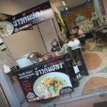 วัดใจคนกิน! ร้านข้าวต้มสยองขวัญ แต่งร้านเป็นงานศพ มีทั้งโลงจำปา-พวงหรีด สมจริงจนขนลุก