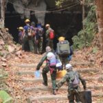 ครูบาบุญชุ่ม รีเทิร์น พร้อม 13 หมูป่า สวดถอนถ้ำหลวง ช่วยจนท.กู้อุปกรณ์เคลียร์ถ้ำ