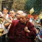 ครูบาบุญชุ่ม รีเทิร์น พร้อม 13 หมูป่า สวดถอนถ้ำหลวง ช่วยจนท.กู้อุปกรณ์เคลียร์ถ้ำ