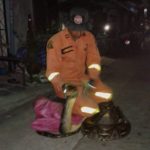 ขนลุก งูเหลือมยักษ์ บุกบ้าน หลบใต้หลังคา ย่านลาซาล ยาว 6 เมตร หนัก 50 กก.!