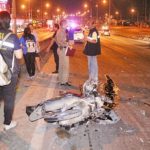 หนุ่มขี่จยย.ย้อนศร ชนสยอง กระบะบรรทุกแตงโม ดับคาสะพาน