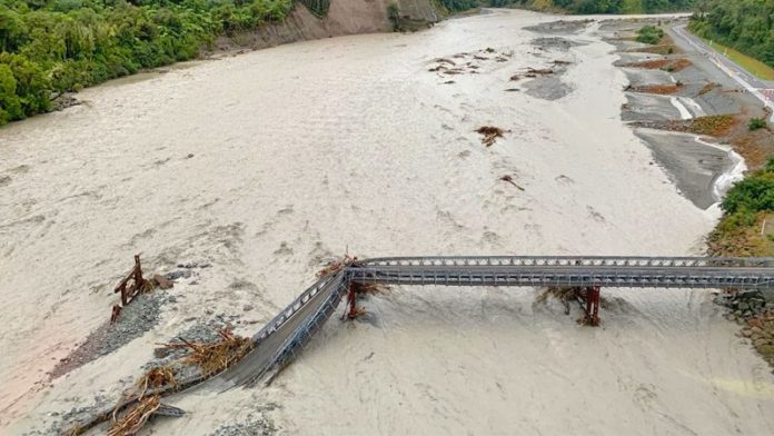 ฝนพิโรธ-น้ำท่วมซัด “สะพาน”