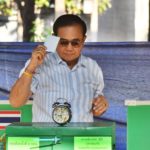 ‘บิ๊กตู่’ อารมณ์ดี ต่อแถวใช้สิทธิ์เลือกตั้ง ขอคนไทยมาลงคะแนนเพื่อประชาธิปไตย
