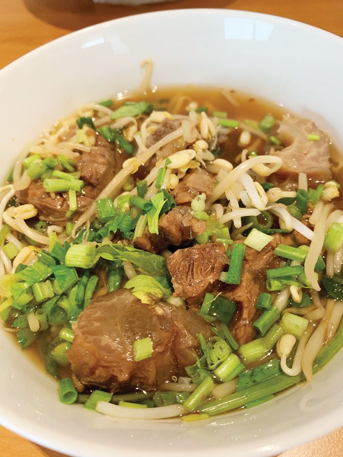 ก๋วยเตี๋ยวเนื้อ กับซอสพริก