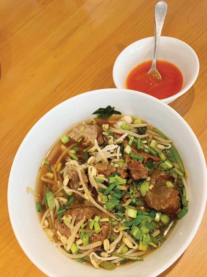 ก๋วยเตี๋ยวเนื้อ กับซอสพริก