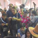แห่ส่องเลขเด็ดแน่นวัด อ่างน้ำมนต์ดัง 'ตาทองงิ้วราย' งวดก่อนบันดาล คนถูกกันเพียบ