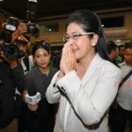 'หญิงหน่อย' ปรากฎกายที่พรรค สื่อรุมถ่ายรูปพรึ่บ! ท่ามกลางโพลชี้ เพื่อไทย มาที่1