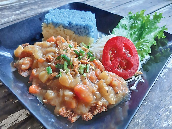 ก๋วยเตี๋ยวอัญชัน สดใสจากธรรมชาติ 