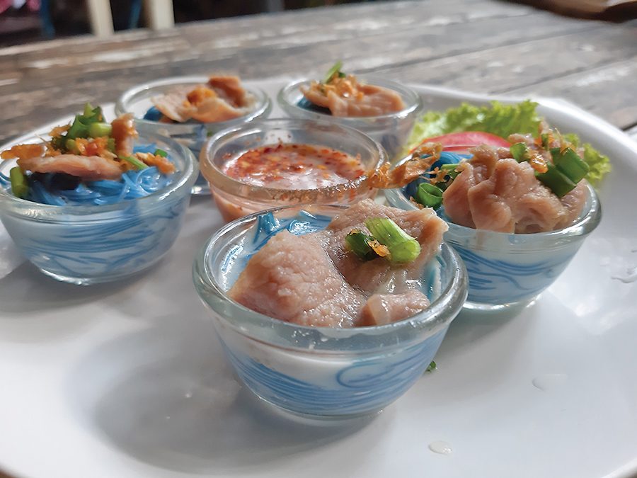 ก๋วยเตี๋ยวอัญชัน สดใสจากธรรมชาติ 