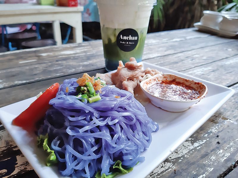 ก๋วยเตี๋ยวอัญชัน สดใสจากธรรมชาติ 