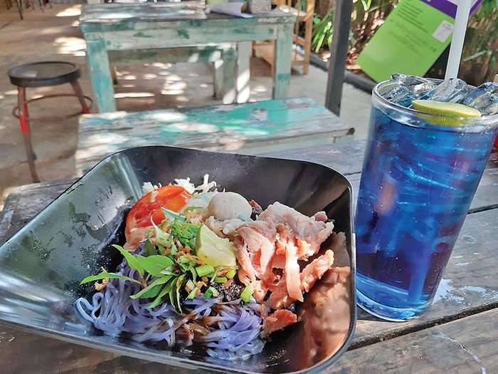 ก๋วยเตี๋ยวอัญชัน สดใสจากธรรมชาติ 