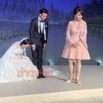 ทูลกระหม่อมฯ ทรงคล้องพวงมาลัยบ่าวสาว งานวิวาห์ อุ๊งอิ๊ง-ปอ