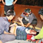 เก๋งหลุดโค้ง ตกร่องน้ำกลางถนน ช่วยระทึกหนุ่มคนขับ