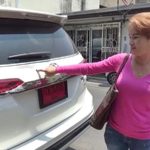 ดีเจสาวโวย โดนมือมืดปาขวดใส่รถ วงจรปิดจับภาพชัด ยันไม่เคยมีเรื่องกับใคร