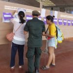 นร.สาววิ่งขาขวิด มาเลือกตั้งล่วงหน้าครั้งแรกในชีวิต หลังเพิ่งสอบ 9 วิชาเสร็จ เกือบไม่ทัน