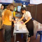 นร.สาววิ่งขาขวิด มาเลือกตั้งล่วงหน้าครั้งแรกในชีวิต หลังเพิ่งสอบ 9 วิชาเสร็จ เกือบไม่ทัน