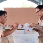 นร.สาววิ่งขาขวิด มาเลือกตั้งล่วงหน้าครั้งแรกในชีวิต หลังเพิ่งสอบ 9 วิชาเสร็จ เกือบไม่ทัน