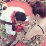 ไม่ได้ลองของ! เอ็มมี่ ทำพิธีลงมีด ชุบมนต์สะเดาะเคราะห์ ฟันไม่เข้า-คนแห่ส่องคลิป!