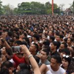 คลื่นศรัทธาหลั่งไหล ศิษย์หลวงพ่อเปิ่น นับหมื่น ร่วมพิธีไหว้ครู แน่นวัดบางพระ ของขึ้น!